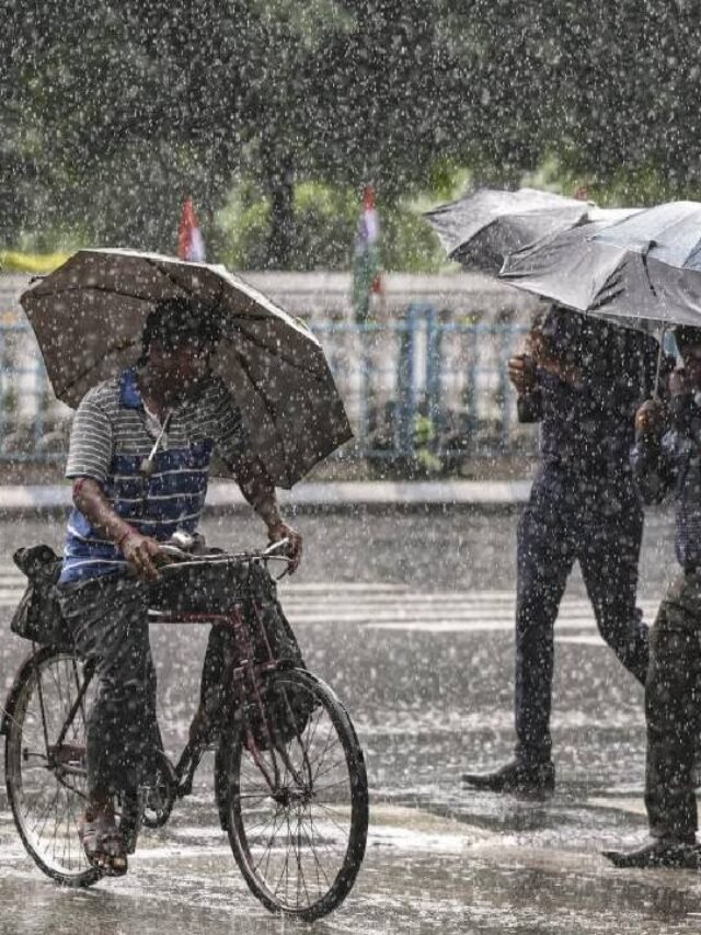 বাংলার আকাশে বর্ষার ঘনঘটা
